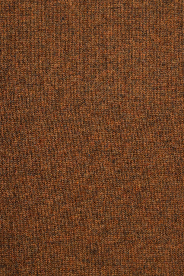 **케이블 하프넥 터틀넥 스웨터**는 부드러운 울 소재로 제작되어 포근한 착용감을 선사합니다. 클래식한 디자인에 멜란지 브라운 컬러가 더해져 겨울철 데일리룩, 데이트룩, 오피스룩 등 다양한 TPO에 활용하기 좋습니다. 하프넥 디자인으로 보온성을 높였으며, 레귤러 핏으로 편안하게 착용 가능합니다. 케이블 패턴과 립 처리된 밑단, 소매단이 포인트이며, 두꺼운 두께감으로 따뜻함을 더합니다. 뛰어난 신축성과 비침 없는 소재로 제작되어 활동성과 편안함을 동시에 만족시킵니다.
