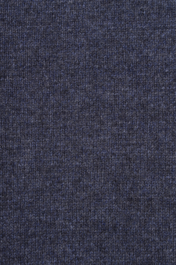 네이비 컬러의 라쿤 혼방 솔리드 롱 터틀넥 스웨터입니다. 부드러운 캐시미어와 라쿤 소재 혼방으로 제작되어 뛰어난 착용감을 선사합니다. 겨울철 데일리룩 또는 집콕룩에 활용하기 좋으며, 베이직하고 미니멀한 스타일을 연출할 수 있습니다. 긴 소매와 롱 기장, 레귤러 핏으로 어떤 체형에도 잘 어울립니다. 두께감 있는 소재에 신축성이 더해져 편안하게 활동할 수 있으며, 비침 걱정 없이 따뜻하게 입을 수 있습니다.
