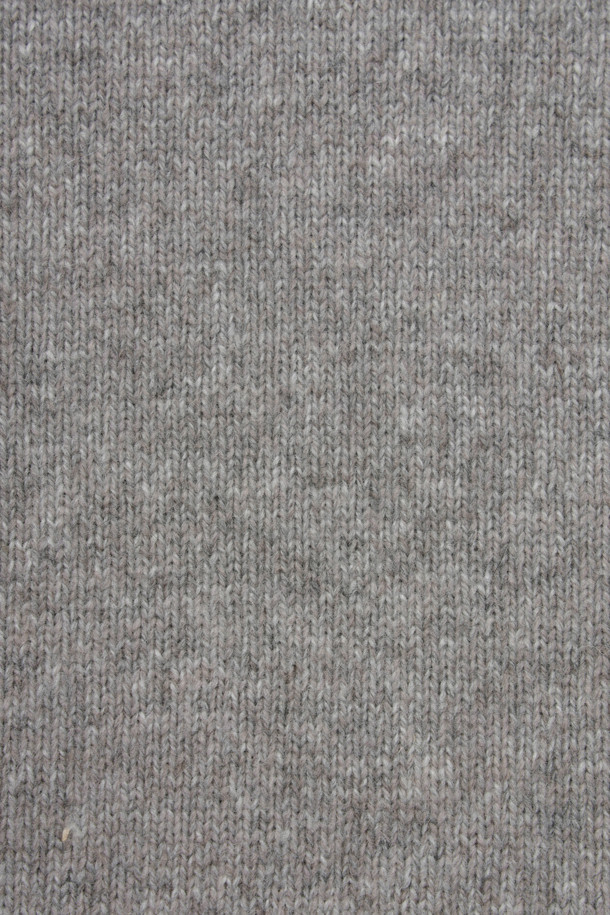 부드러운 촉감의 라쿤 혼방 솔리드 롱 터틀넥 스웨터입니다. 넉넉한 기장감과 레귤러핏으로 제작되어 편안한 착용감을 선사하며, 겨울철 데일리룩과 출근룩에 활용하기 좋습니다. 베이직하고 미니멀한 스타일로 어떤 코디에도 잘 어울리며, 캐시미어와 라쿤 소재 혼방으로 고급스러운 분위기를 더합니다. 두꺼운 두께감으로 보온성을 높였으며, 밑단과 소매단 립 처리로 깔끔한 마무리를 보여줍니다. 신축성이 좋고 비침이 없어 겨울철 내내 따뜻하고 스타일리시하게 착용할 수 있습니다.
