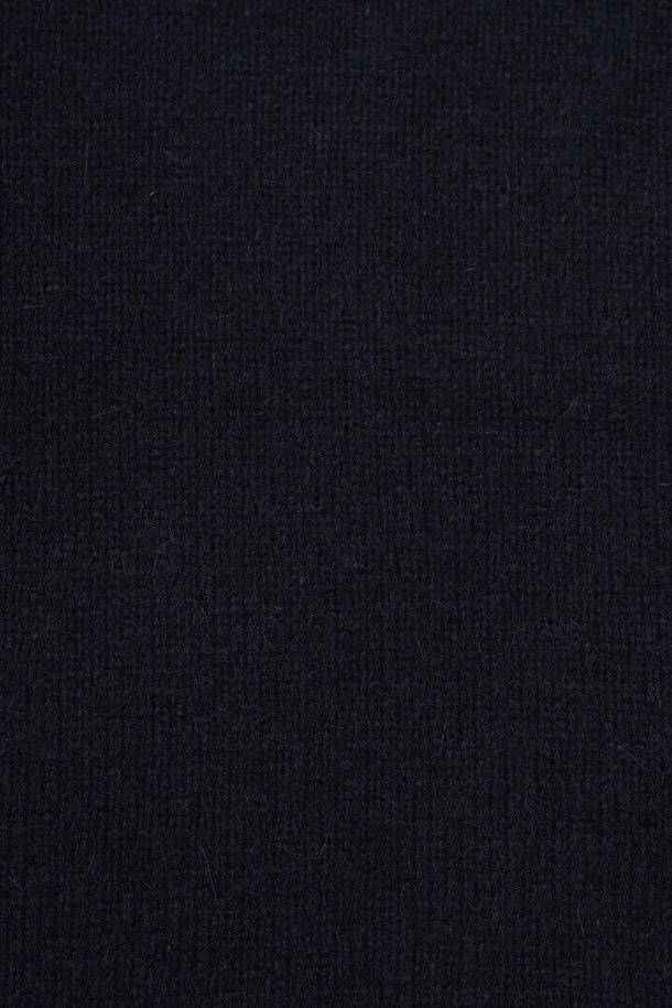 라쿤 혼방 솔리드 롱 터틀넥 스웨터는 부드러운 촉감의 캐시미어와 라쿤 소재 혼방으로 제작되어 포근함을 선사합니다. 베이직한 디자인으로 겨울철 데일리룩, 집콕룩, 산책룩 등 다양한 TPO에 활용하기 좋습니다. 롱 기장에 레귤러핏으로 편안하게 착용 가능하며, 밑단과 소매단 립 처리로 안정감을 더했습니다. 블랙 솔리드 컬러로 어떤 스타일에도 잘 어울리며, 두꺼운 두께감과 비침 없는 소재로 따뜻함을 유지합니다. 신축성이 좋아 활동성이 뛰어나며, 클래식, 미니멀, 캐주얼 등 다양한 스타일을 연출할 수 있습니다.
