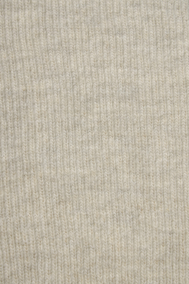 "웨일" 조직 이중우수 하프집업 스웨터는 겨울철 일상에서 캐주얼, 미니멀, 클래식 스타일을 연출하기 좋은 아이템입니다. 부드러운 울 소재에 두꺼운 두께감으로 보온성을 높였으며, 골지 패턴과 긴 소매 기장이 특징입니다. 하프넥 디자인과 레귤러핏으로 편안한 착용감을 제공하며, 이중 짜임 기법을 사용하여 내구성을 강화했습니다. 좌측 옆선 로고 라벨과 밑단 및 소매단 립 처리로 디테일을 더했으며, 집업 방식의 여밈으로 간편하게 착용할 수 있습니다.
