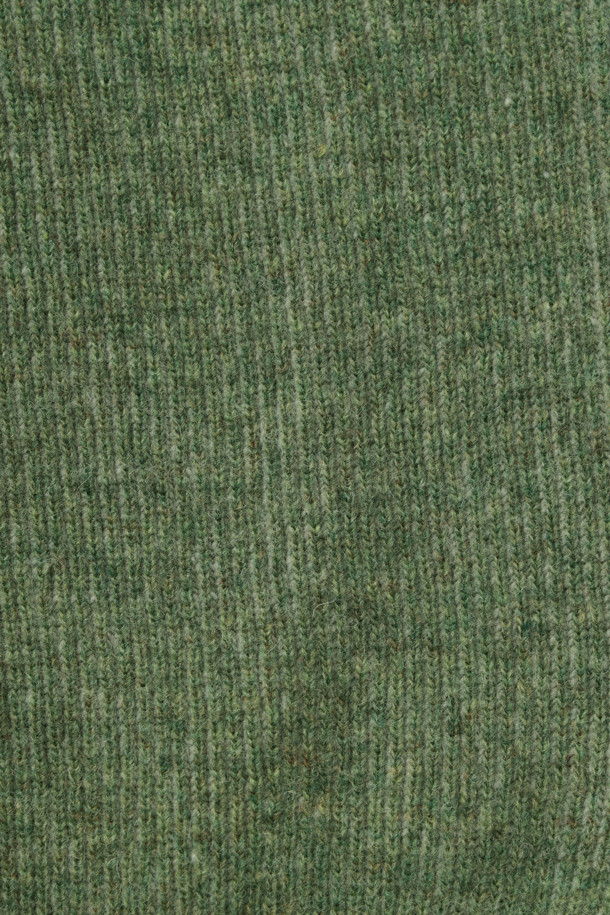 웨일 조직 이중우수 하프집업 스웨터는 부드러운 울 소재로 제작되어 포근한 착용감을 선사합니다. 캐주얼 스타일의 레귤러핏으로 겨울철 데일리룩, 집콕룩, 산책룩 등 다양한 TPO에 활용하기 좋습니다. 두꺼운 두께감과 하프넥 디자인, 긴 소매 기장이 보온성을 높여주며, 그린 컬러의 골지 패턴이 돋보입니다. 이중 짜임 기법으로 제작되어 내구성이 뛰어나며, 밑단과 소매단 립 처리 및 좌측 옆선 로고 라벨 디테일로 디자인의 완성도를 높였습니다. 미니멀, 클래식 스타일을 선호하는 분들께 추천합니다.
