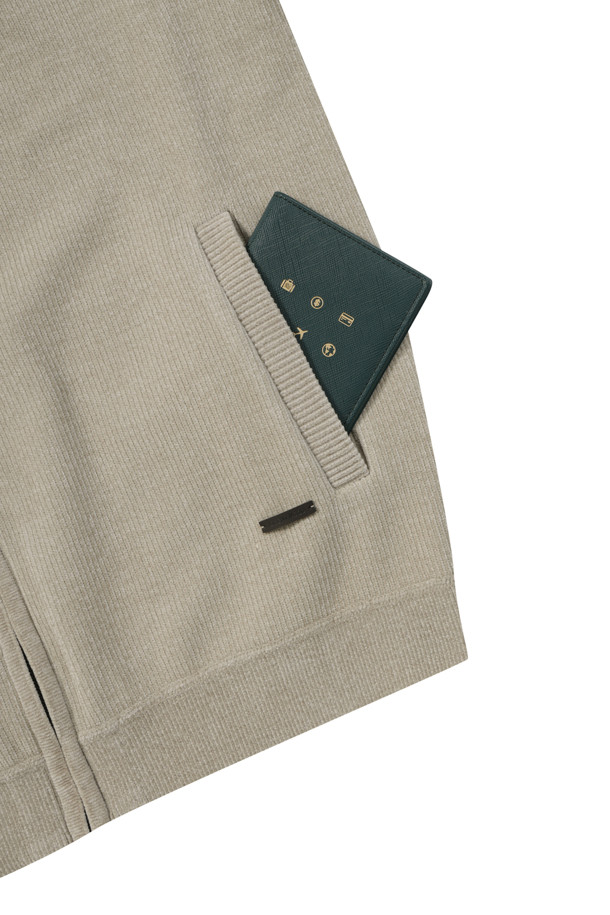 부드러운 촉감의 웨일 조직으로 제작된 융본딩 집업 가디건입니다. 베이지 컬러에 레귤러핏으로 제작되어 출근룩, 여행룩 등 다양한 TPO에 활용 가능합니다. 두꺼운 두께감으로 초겨울부터 겨울까지 따뜻하게 착용할 수 있으며, 베이직한 디자인으로 클래식, 미니멀, 캐주얼 등 폭넓은 스타일을 소화합니다. 포켓 안감은 니트 소재로, 좌측 포켓에는 스웨이드 와펜으로 포인트를 주었습니다. 융 안감과 높은 보온성, 신축성으로 편안함까지 더했습니다.
