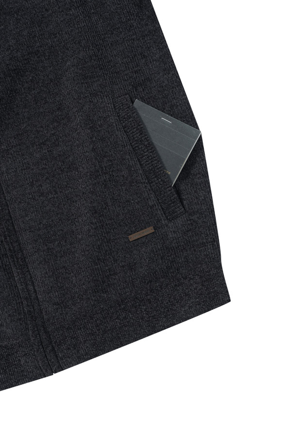 쌀쌀한 날씨에 따뜻하게 몸을 감싸줄 웨일 조직 융본딩 집업 가디건입니다. 부드러운 촉감의 니트 소재와 두꺼운 두께감으로 초겨울부터 겨울까지 포근하게 착용 가능합니다. 레귤러핏으로 제작되어 편안한 착용감을 선사하며, 지퍼 여밈과 사이드 포켓, 스웨이드 와펜 장식이 포인트입니다. 출근룩, 모임룩 등 다양한 TPO에 클래식, 미니멀, 캐주얼 스타일로 활용하기 좋으며 비침 걱정 없이 따뜻하고 스타일리시하게 연출할 수 있습니다. 신축성이 좋아 활동성 또한 보장합니다.
