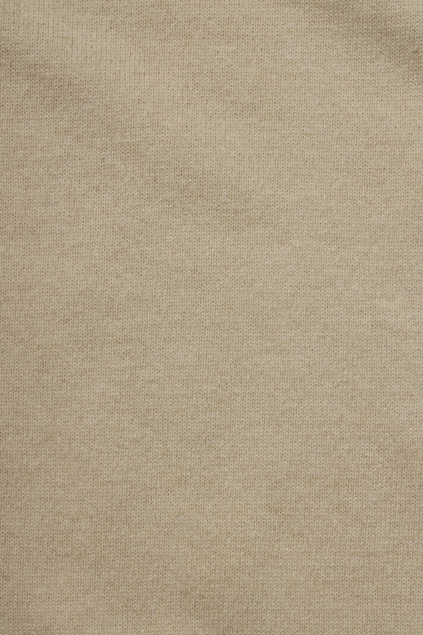 [셀렉션] 캐시미어 블렌디드 폴로넥 스웨터는 부드러운 촉감의 울과 캐시미어 혼방 소재로 제작되어 초겨울부터 겨울까지 따뜻하게 착용하기 좋습니다. 클래식한 무드의 레귤러핏 폴로넥 디자인으로, 3버튼 디테일이 돋보입니다. 베이지 컬러에 무지 패턴으로 어떤 스타일에도 매치하기 용이하며, 옆구리 골 조직 짜임과 밑단 및 소매단 립 처리로 고급스러움을 더했습니다. 약간 두꺼운 두께감과 신축성으로 편안한 착용감을 선사하며, 비침 걱정 없이 겨울 데일리룩, 모임룩, 카페룩 등 다양한 TPO에 활용할 수 있습니다.
