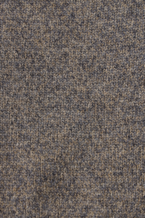 [셀렉션] 울 100 트위드 라운드넥 스웨터는 남성 고객을 위한 클래식 스타일의 니트/스웨터입니다. 부드러운 촉감의 울 100% 소재로 제작되었으며, 초겨울부터 겨울까지 따뜻하게 착용하기 좋습니다. 그레이 컬러의 레귤러핏 스웨터로, 라운드넥과 긴 소매, 그리고 전체 플레인 조직과 밑단 및 소매단의 립 처리가 특징입니다. 신축성이 좋아 편안한 착용감을 선사하며, 비침 걱정 없이 데일리룩, 출근룩, 모임룩 등 다양한 TPO에 활용할 수 있습니다. 클래식, 미니멀, 캐주얼 스타일을 선호하는 남성분들께 추천합니다.
