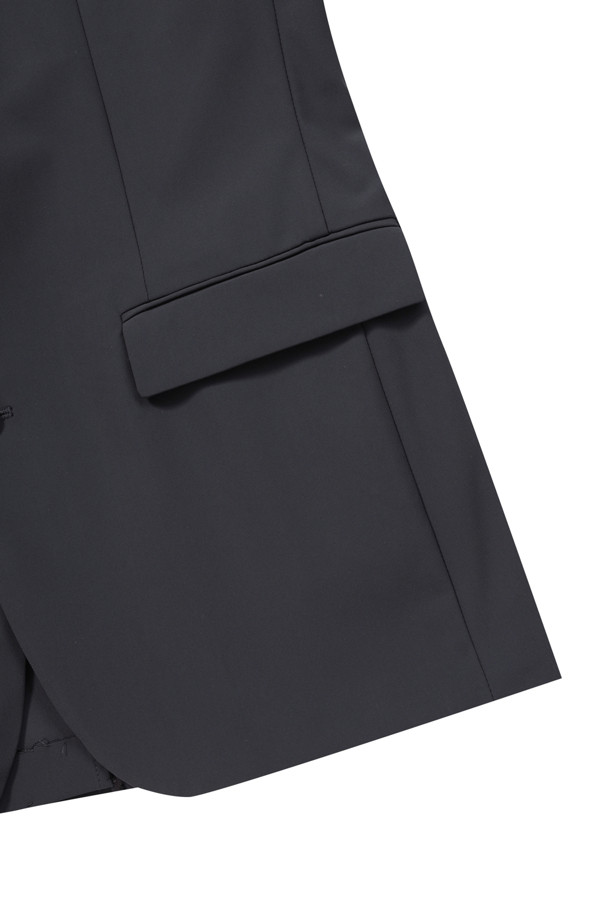 **[아주편한] 온라인 익스클루시브 워셔블 아편 수트 재킷**은 여름 시즌 남성들을 위한 모던하고 미니멀한 스타일의 수트 재킷입니다. 그레이 컬러의 무지 디자인으로, 일상과 비즈니스 모두 활용 가능하며, 슬림핏 또는 릴랙스핏으로 편안하게 착용할 수 있습니다. 트리코트 소재를 사용하여 부드러운 촉감을 제공하며, 생활 방수, 신축성, 통기성, 경량 기능으로 쾌적함을 더했습니다. 싱글 버튼 여밈 방식, 긴 소매 기장, 어깨 패드 제거, 센터벤트, 구김 방지, 내추럴한 내부 사양으로 디자인되었습니다. 오피스룩, 비즈니스 캐주얼, 회의룩 등 다양한 TPO에 맞춰 미니멀, 클래식, 시크한 스타일을 연출해 보세요.
