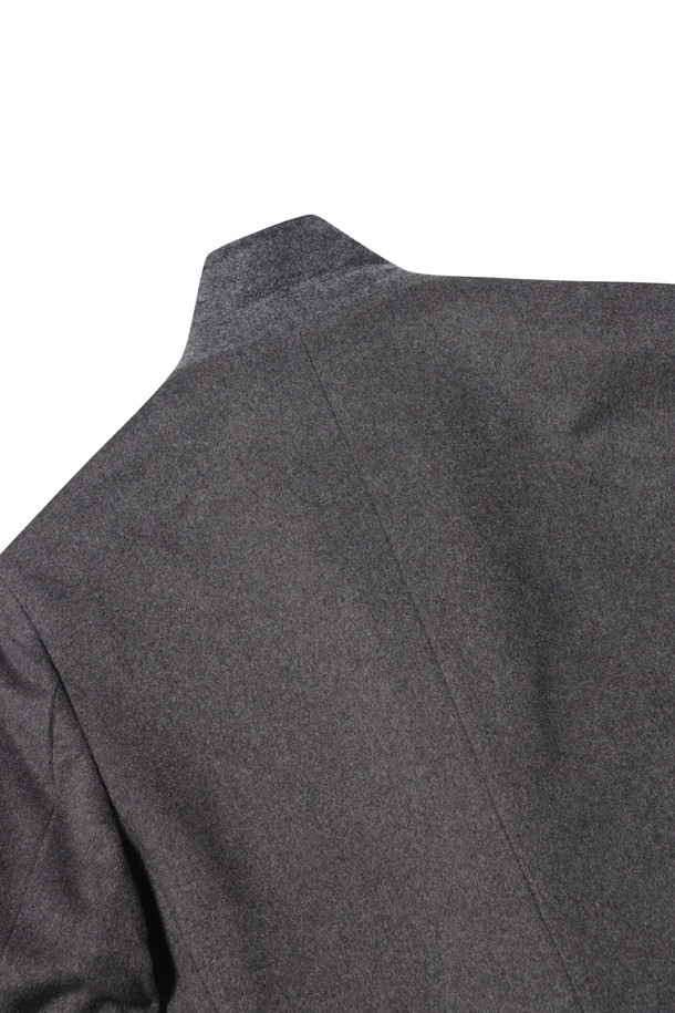 울/캐시미어 블렌디드 싱글 코트는 겨울철 일상, 오피스룩, 모임룩에 모두 잘 어울리는 클래식하고 캐주얼한 스타일의 아우터입니다. 부드러운 촉감의 울과 캐시미어 혼방 소재로 제작되어 두꺼우면서도 가볍고 따뜻한 착용감을 선사합니다. 체스터 코트 디자인에 싱글 버튼 여밈, 레귤러 핏으로 제작되어 깔끔하고 세련된 실루엣을 연출합니다. 퀼팅 안감과 사선 포켓 디테일이 더해져 보온성을 높였으며, 미니멀한 디자인으로 다양한 스타일링에 활용하기 좋습니다. 긴 소매 기장으로 겨울철에도 따뜻하게 몸을 감싸줍니다.
