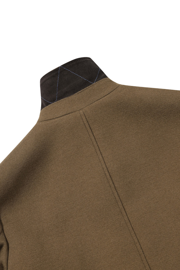 세련된 트윌 조직 하프 코트입니다. 남성용으로, 베이지와 브라운 두 가지 컬러로 만나보실 수 있습니다. 겨울철 보온성을 책임지는 두꺼운 울 소재에 퀼팅 안감으로 마감하여 따뜻함을 더했습니다. 세미 오버 핏으로 제작되어 편안하면서도 모던한 스타일을 연출하며, 코듀로이 배색, 지그재그 장식 스티치, 사선 포켓 등 섬세한 디테일이 돋보입니다. 겨울 데일리룩, 데이트룩, 모임룩 등 다양한 TPO에 활용하기 좋으며, 캐주얼, 클래식, 미니멀 스타일을 즐겨 입는 분들께 추천합니다.
