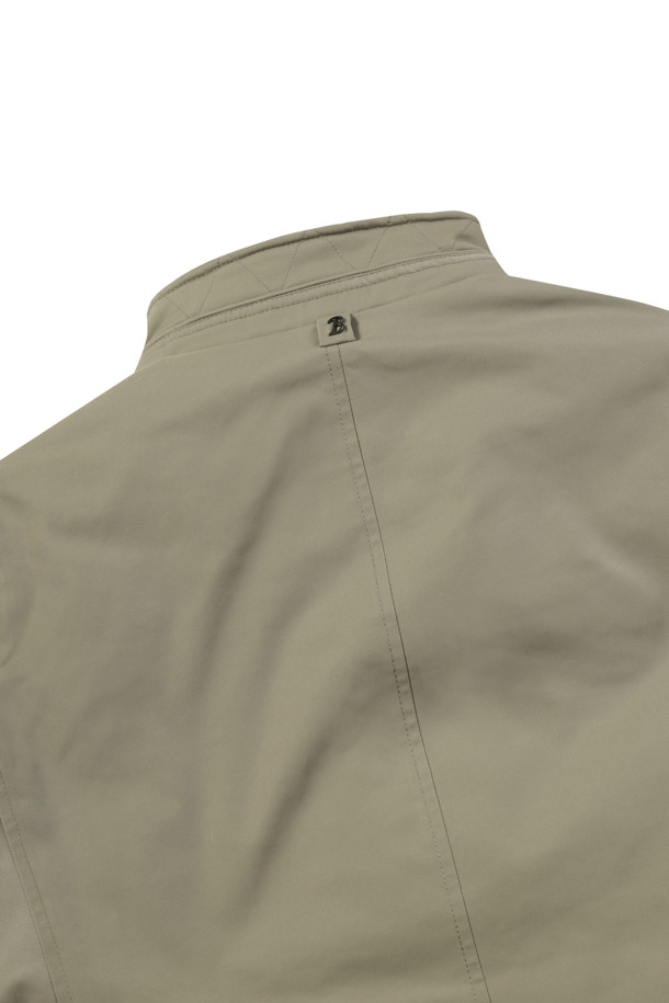 [이노버] 베이직 3-way 다운 코트는 남성용 다운 코트로, 겨울철 비즈니스 및 일상에서 활용하기 좋습니다. 허벅지 기장의 레귤러핏으로, 베이지 컬러의 무지 디자인에 집업 여밈 방식을 적용했습니다. 내피 분리, 머스코비덕 다운 충전재(솜털:깃털=80:20), 내피 안감 뉴욕 지도 프린팅, 내피 코듀로이 배색 등 다양한 디테일로 완성도를 높였습니다. 특히, 3-way 타입으로 제작되어 다양한 스타일 연출이 가능하며, 두꺼운 두께감과 부드러운 촉감으로 따뜻하고 편안한 착용감을 선사합니다. 비즈니스 캐주얼, 출근룩, 겨울 데일리룩 등 폭넓은 TPO에 맞춰 캐주얼, 클래식, 미니멀 스타일을 연출해보세요.
