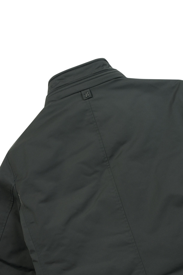 [이노버] 베이직 3-way 다운 코트는 남성 고객을 위한 겨울철 필수 아이템입니다. 비즈니스 캐주얼 및 출근룩에 적합하며, 베이직하고 캐주얼한 스타일을 연출합니다. 허벅지 기장의 레귤러핏 블랙 컬러 다운 코트로, 부드러운 촉감의 폴리에스터 및 나일론 혼방 소재로 제작되었습니다. 보온성을 위한 두꺼운 두께감과 긴 소매, 지퍼 여밈 방식이 특징이며, 3-way 타입으로 내피 분리가 가능합니다. 머스코비덕 다운 충전재(솜털:깃털=80:20)와 코듀로이 배색, 내피 안감 뉴욕 지도 프린팅으로 디자인의 완성도를 높였습니다.
