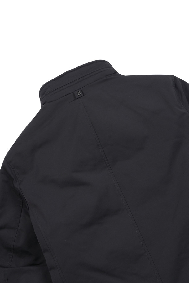 [이노버] 베이직 3-way 다운 코트는 남성 고객을 위한 겨울철 필수 아이템입니다. 비즈니스 캐주얼 및 출근룩에 적합하며, 베이직하고 캐주얼한 스타일을 연출합니다. 허벅지 기장의 레귤러핏으로 제작되었으며, 버튼 여밈 방식과 긴 소매가 특징입니다. 내피 분리가 가능한 3-way 다운 코트로, 머스코비덕 다운 충전재(솜털:깃털=80:20)와 코듀로이 배색, 뉴욕 지도 프린팅 안감으로 고급스러움을 더했습니다. 폴리에스테르와 나일론 혼방 소재로 제작되어 보온성과 내구성을 동시에 갖춘 두꺼운 두께감의 다운 코트입니다.
