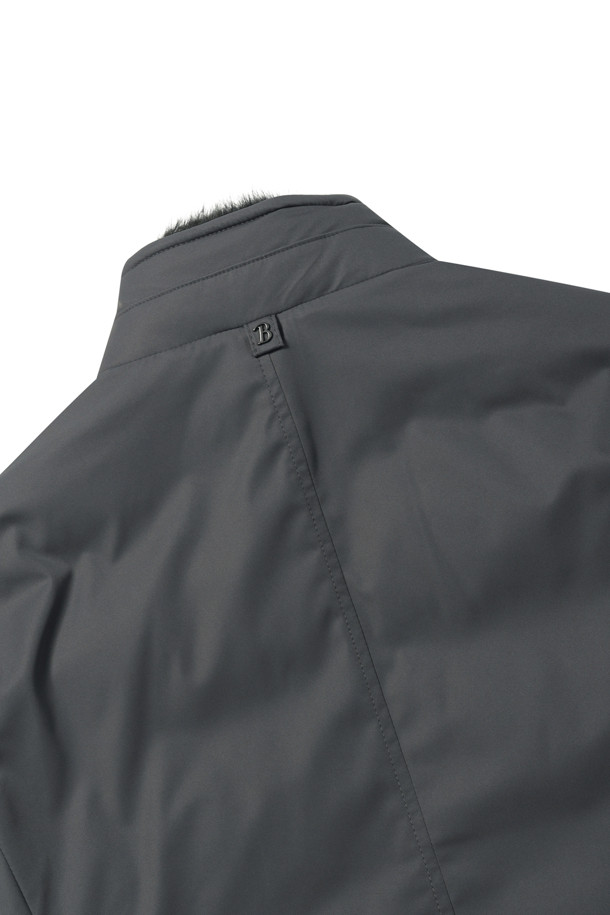 [셀렉션] 칼라 FUR (퍼) 비즈 다운 코트는 겨울철 비즈니스룩과 비즈니스 캐주얼에 적합한 고급스러운 스타일의 다운 코트입니다. 허벅지 기장의 레귤러핏으로, 무지 디자인에 지퍼와 히든스냅 여밈 방식을 적용하여 깔끔한 실루엣을 연출합니다. 칼라에는 탈부착 가능한 머스크랫 퍼가 있어 보온성을 높였으며, 머스코비덕 다운 충전재(솜털:깃털=80:20)를 사용하여 뛰어난 보온성을 제공합니다. 라미네이팅 공법 가공, 컬러 파이핑, 속주머니 지퍼 등의 디테일이 돋보이며, 폴리에스터 소재로 제작되어 두꺼운 두께감을 자랑합니다. 긴 소매 기장으로 클래식하고 미니멀한 디자인을 완성했습니다.
