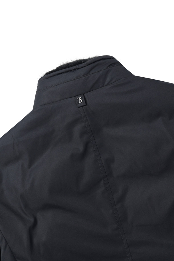 [셀렉션] 칼라 FUR (퍼) 비즈 다운 코트는 겨울철 비즈니스룩을 위한 고급스러운 다운 코트입니다. 머스크랫 퍼 칼라가 탈부착 가능하여 다양한 스타일 연출이 용이하며, 머스코비덕 다운 충전재(솜털:깃털=80:20)로 뛰어난 보온성을 제공합니다. 허벅지 기장의 레귤러핏으로 클래식하고 미니멀한 스타일을 완성하며, 지퍼와 히든스냅 여밈 방식으로 깔끔함을 더했습니다. 무지 디자인에 컬러 파이핑 디테일, 속주머니 지퍼로 실용성을 높여 출근룩과 비즈니스 캐주얼에 적합합니다.
