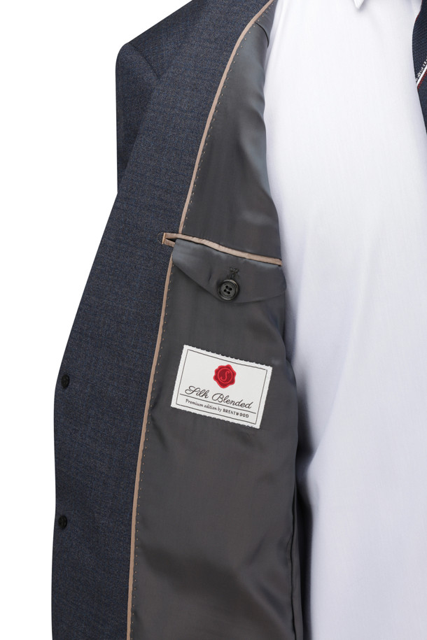 [셀렉션] 울/실크 마이크로 클래식 슈트 재킷은 남성 고객을 위한 정장 및 예복으로, 가을에 어울리는 얇은 두께감의 싱글버튼 슈트 재킷입니다. 고급스러운 그레이쉬 블루 컬러의 무지 디자인에 울과 실크 혼방 소재로 제작되어 부드러운 촉감을 선사하며, 레귤러핏으로 클래식한 스타일을 연출합니다. AMF 스티치 디테일, 골드 깃털 부토니에 라펠 장식, 등판 밑단 양사이드 벤트 등의 섬세한 디테일이 돋보이며, PB 안감과 땀받이 디테일까지 더해져 편안한 착용감을 제공합니다. 오피스룩, 면접룩, 상견례룩 등 TPO에 적합하며, 미니멀하면서도 클래식한 분위기를 연출하기 좋습니다.
