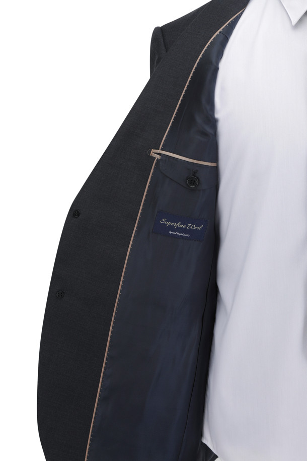 [셀렉션] 울100 마이크로 클래식 슈트 자켓은 남성용 수트 재킷입니다. 가을에 적합하며, 클래식하고 미니멀한 스타일을 연출합니다. 그레이 컬러에 마이크로 패턴으로 디자인되었으며, 레귤러핏과 싱글버튼 여밈 방식입니다. 울 100% 소재로 제작되었으며, 얇은 두께감과 긴 소매 기장이 특징입니다. AMF 스티치, 골드깃털 부토니에, 등판 양사이드 벤트, PB안감, 땀받이 디테일, 전체 안감 등의 섬세한 디테일이 돋보입니다. 오피스룩, 면접룩, 상견례룩 등 다양한 TPO에 활용하기 좋습니다.
