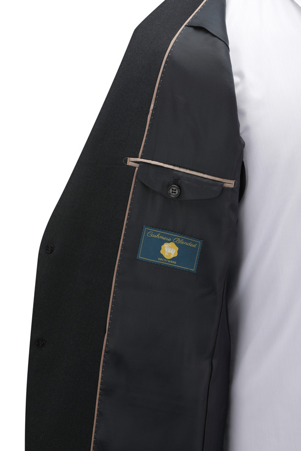 [셀렉션] 울/캐시미어 클래식 슈트 재킷은 남성 고객을 위한 포멀 및 예복 스타일의 아우터입니다. 초겨울에 적합하며, 클래식하고 미니멀한 스타일을 연출합니다. 다크 그린 컬러의 무지 패턴으로, 오피스룩, 모임룩, 하객룩 등 다양한 TPO에 활용할 수 있습니다. 울과 캐시미어 혼방 소재로 부드러운 촉감을 선사하며, 레귤러 핏, 싱글 버튼 여밈 방식으로 제작되었습니다. AMF 스티치 디테일, 골드 깃털 부토니에 라펠 장식, 등판 밑단 양사이드 벤트, PB 안감, 땀받이 디테일 등의 섬세한 디테일이 돋보입니다.
