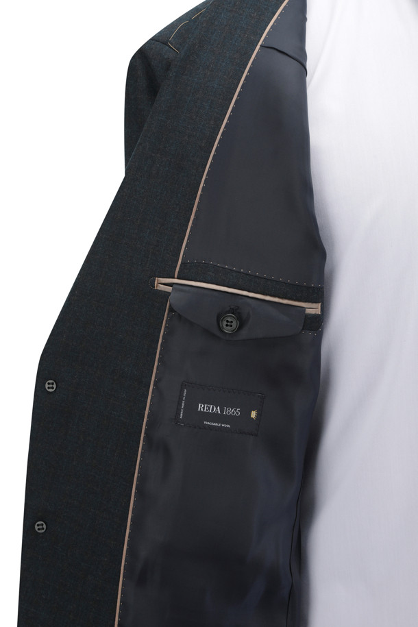 [셀렉션] REDA 울 100 클래식 슈트 재킷은 포멀 및 비즈니스룩에 적합한 남성용 슈트 재킷입니다. 다크 그린 컬러에 클래식한 체크 패턴이 돋보이며, 초겨울까지 착용하기 좋은 보통 두께감의 울 100% 소재로 제작되었습니다. 레귤러핏 싱글버튼 디자인으로, AMF 스티치, 골드 깃털 부토니에 라펠 장식, 등판 양사이드 벤트, PB 안감, 땀받이 디테일 등의 섬세한 디테일이 돋보입니다. 오피스룩, 비즈니스 캐주얼, 출근룩 등 다양한 TPO에 활용 가능하며, 미니멀하면서도 클래식한 스타일을 연출할 수 있습니다.
