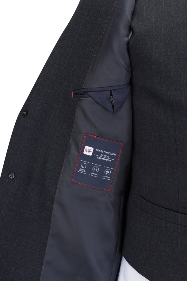 [액션슈트] 울블렌디드 스트라이프 슬림 슈트 재킷은 남성 고객을 위한 모던하고 클래식한 스타일의 슈트 재킷입니다. 네이비 컬러의 스트라이프 패턴이 특징이며, 일상과 비즈니스 모두 활용 가능한 TPO를 제공합니다. 울 소재에 슬림핏으로 제작되어 세련된 실루엣을 연출하며, 가을 시즌에 적합한 두께감입니다. B로고 레드 실링 인장 라펠 장식과 액션밴드 사양, 스트레치 안감 등의 디테일이 돋보입니다. 등판 양사이드 벤트와 전체 안감, 이너 포켓이 있어 편안함과 실용성을 더했습니다.
