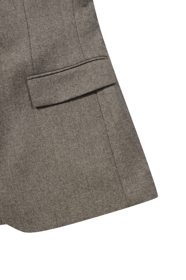 [블레이저클럽] 울캐시미어 헤링본 자켓은 포멀하고 클래식한 스타일을 추구하는 남성을 위한 재킷입니다. 부드러운 촉감의 울과 캐시미어 혼방 소재로 제작되어 초겨울까지 따뜻하게 착용 가능합니다. 슬림핏 디자인에 투버튼 여밈, 레귤러 기장으로 제작되었으며, 헤링본 패턴이 고급스러운 분위기를 더합니다. 사이드벤트, 플랩 포켓, 속주머니, 부토니에 장식, 전체 안감 등의 디테일이 돋보이며 오피스룩, 회의룩, 상견례룩 등 격식 있는 자리에 적합합니다.
