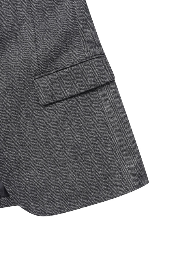 [블레이저클럽] 울캐시미어 헤링본 재킷은 초겨울 포멀, 오피스룩, 비즈니스 캐주얼, 회의룩을 위한 클래식 스타일의 자켓입니다. 부드러운 촉감의 울과 캐시미어 혼방 소재로 제작되어 고급스러운 착용감을 선사합니다. 슬림핏의 레귤러 기장이며, 헤링본 패턴과 그레이 컬러가 세련된 느낌을 더합니다. 테일러드 칼라, 플랩 포켓, 사이드벤트, 부토니에 장식, 전체 안감, 속주머니 디테일이 특징입니다. 투 버튼 여밈 방식의 긴 소매 자켓으로, 미니멀하고 시크한 스타일을 연출하기 좋습니다.
