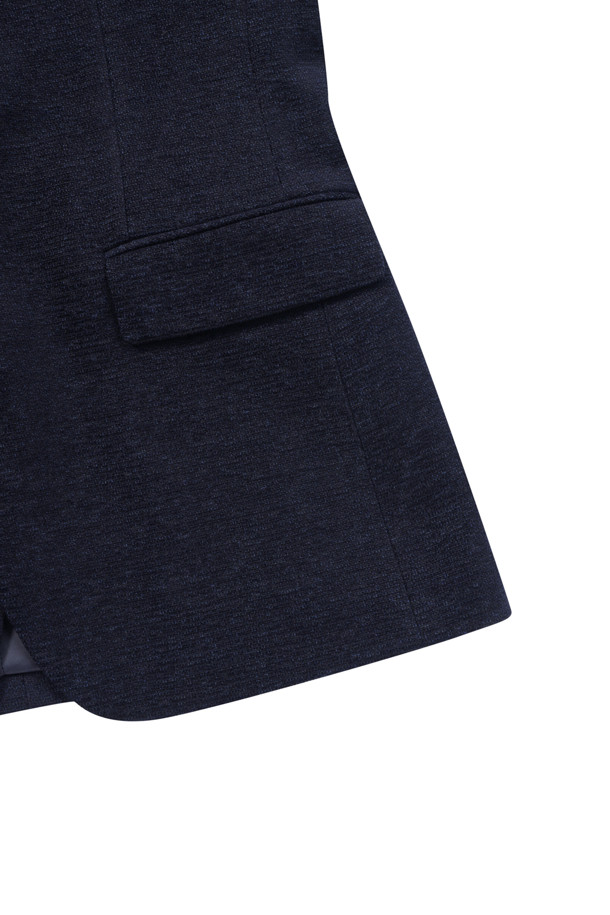 네이비와 블루 컬러로 구성된 남성용 울블렌디드 셔닐 자켓입니다. 초겨울에 착용하기 좋은 두께감의 슬림핏 테일러드 자켓으로, 포멀하고 클래식한 스타일을 연출합니다. 투버튼 여밈 방식과 긴 소매, 플랩 포켓, 사이드벤트, 속주머니, 부토니에 장식, 전체 안감 디테일이 돋보입니다. 오피스룩, 비즈니스 캐주얼, 모임룩 등 다양한 TPO에 활용 가능한 미니멀하고 클래식한 디자인입니다. 부드러운 촉감의 울과 셔닐 소재 혼방으로 제작되어 고급스러운 분위기를 더합니다.
