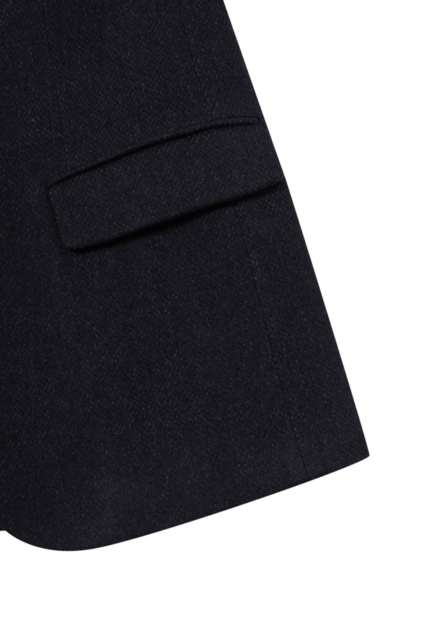 네이비 컬러의 울캐시미어 브러쉬드 퀼팅 자켓입니다. 울과 캐시미어 혼방 소재로 제작되어 부드럽고 고급스러운 착용감을 선사합니다. 테일러드 칼라와 투버튼 여밈 디자인, 플랩 포켓, 사이드벤트, 부토니에 장식, 속주머니 디테일이 특징입니다. 안감은 퀼팅 처리되어 보온성을 높였으며, 레귤러핏으로 제작되어 포멀한 오피스룩, 비즈니스 캐주얼, 겨울 데일리룩에 모두 잘 어울립니다. 클래식하고 미니멀한 스타일을 연출하기에 좋습니다.
