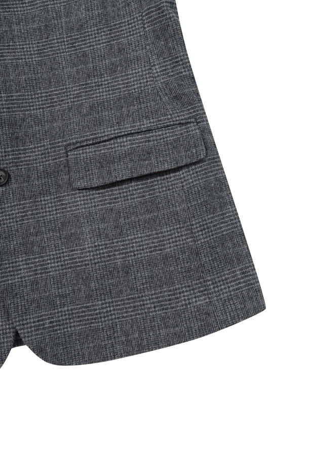 울캐시미어 브러쉬드 퀼팅 체크 자켓은 포멀한 스타일을 추구하는 분들을 위한 겨울철 필수 아이템입니다. 그레이 블루 컬러의 글렌 체크 패턴이 클래식하고 미니멀한 분위기를 연출하며, 울과 캐시미어 혼방 소재로 부드러운 촉감과 보온성을 제공합니다. 퀼팅 처리와 바이린 HAS 충전재, 전체 안감으로 더욱 따뜻하고 편안하게 착용할 수 있으며, 테일러드 코트 타입에 투 버튼 여밈 방식과 레귤러 핏으로 제작되었습니다. 플랩 포켓, 사이드벤트, 부토니에 장식이 디테일을 더해 오피스룩, 비즈니스 캐주얼, 겨울 데일리룩 등 다양한 TPO에 활용 가능합니다. 긴 소매 기장의 자켓입니다.
