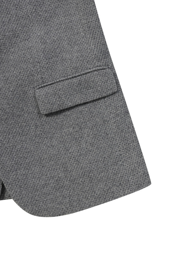 [셀렉션] 울블렌디드 투톤 조직 재킷은 초겨울, 오피스룩, 비즈니스 캐주얼, 모임룩에 어울리는 클래식하고 미니멀한 스타일의 자켓입니다. 레귤러핏으로 제작되었으며, 울 소재에 그레이 컬러의 투톤 조직으로 세련된 느낌을 더했습니다. 테일러드 코트 타입에 투버튼 여밈 방식이며, 전체 안감, 사이드벤트, 플랩포켓, 부토니에 장식, 소뿔 단추, 골드 스티치 디테일이 돋보입니다. 긴 소매 기장의 레귤러 기장으로, 시크한 스타일을 연출하기 좋습니다.
