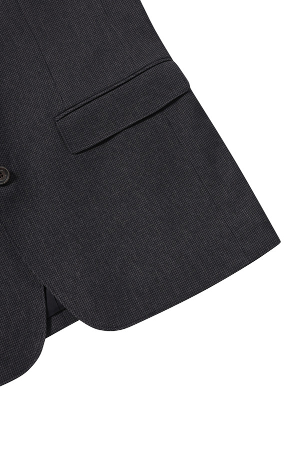 [이지슈트] 마이크로 패턴 재킷 (SET-UP)은 미니멀하고 캐주얼한 스타일을 추구하는 남성분들을 위한 테일러드 자켓입니다. 블랙 색상에 마이크로 패턴으로 은은한 포인트를 주어 데일리룩과 비즈니스 캐주얼, 모임룩 등 다양한 TPO에 활용하기 좋습니다. 슬림핏 디자인에 투버튼 여밈으로 깔끔함을 더했으며, 가을 계절에 적합한 두께감으로 제작되었습니다. 사이드벤트, 부토니에 장식, 전체 안감, 신축성 있는 소재를 사용하여 활동성과 편안함까지 고려했습니다. 긴 소매 기장의 레귤러 기장 자켓으로, 미니멀, 클래식, 캐주얼한 스타일을 연출할 수 있습니다.
