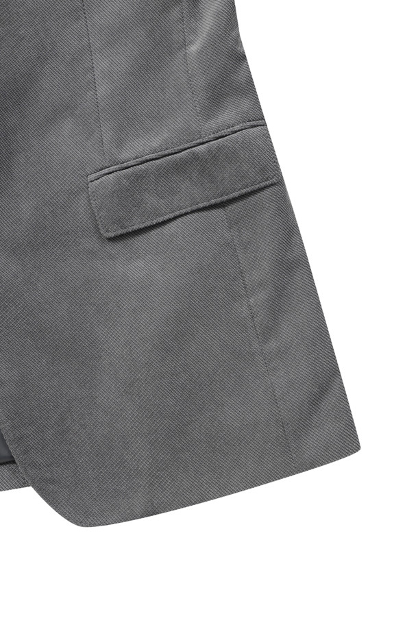 미니멀 조직 솔리드 자켓은 가을 시즌에 어울리는 남성용 테일러드 코트 타입의 재킷입니다. 부드러운 코듀로이 소재에 전체 안감으로 제작되어 편안한 착용감을 선사합니다. 그레이, 네이비 컬러로 출시되었으며, 레귤러핏과 투버튼 여밈으로 미니멀하고 캐주얼한 스타일을 연출합니다. 사이드벤트, 부토니에 장식, 소매 컬러 단추 배색 디테일이 돋보이며, 비즈니스 캐주얼, 출근룩, 모임룩 등 다양하게 활용 가능합니다. 미니멀, 클래식, 캐주얼 스타일을 선호하는 분들께 추천합니다.
