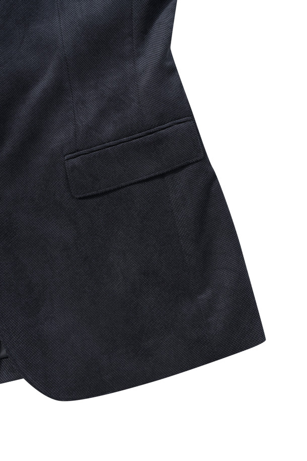 미니멀 조직 솔리드 자켓은 가을 시즌에 어울리는 남성용 자켓입니다. 그레이와 네이비 두 가지 색상으로 출시되었으며, 부드러운 코듀로이 소재로 제작되어 편안한 착용감을 선사합니다. 테일러드 코트 타입에 레귤러 핏으로 제작되었으며, 투 버튼 여밈 방식과 사이드벤트, 부토니에 장식, 소매 컬러 단추 배색 디테일이 돋보입니다. 전체 안감 처리가 되어 있어 고급스러운 마감과 내구성을 갖추었으며, 출근룩, 비즈니스 캐주얼, 모임룩 등 다양한 TPO에 활용하기 좋습니다.
