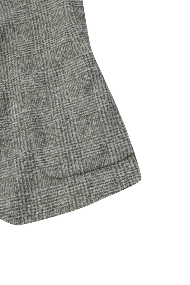 이탈리아 로마사 울 혼방 저지 소재의 울저지 글렌체크 재킷입니다. 카키와 아이보리 두 가지 색상으로 출시되었으며, 겨울철 일상, 오피스룩, 비즈니스 캐주얼에 모두 잘 어울립니다. 클래식, 캐주얼, 미니멀 스타일을 아우르는 디자인으로, 레귤러핏 투 버튼 테일러드 자켓입니다. 바이린 충전재 퀼팅, 부토니에 장식, 소매 컬러 단추 배색, 전체 안감 처리로 고급스러움을 더했습니다. 부드러운 촉감과 레귤러 기장의 긴 소매 디자인으로 편안하게 착용할 수 있습니다.