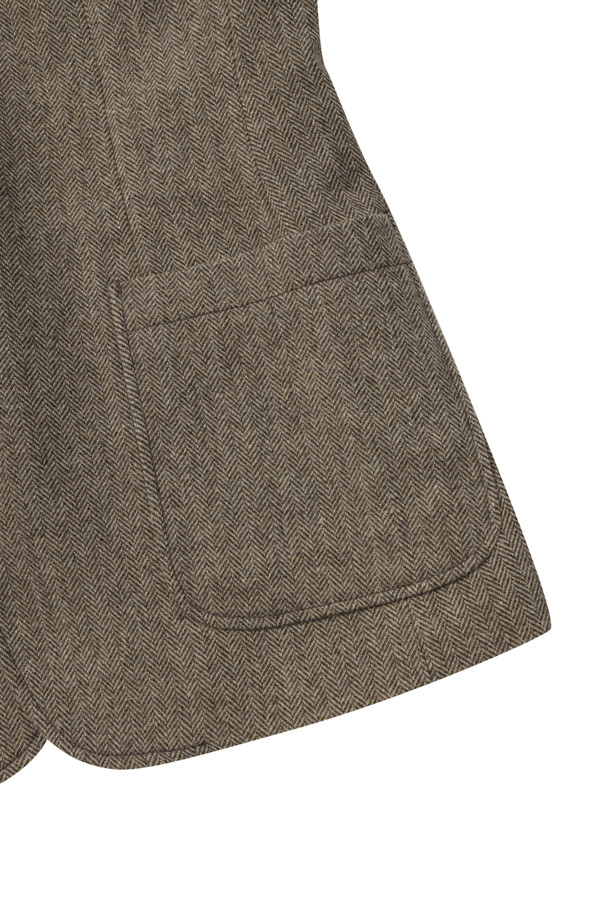 겨울철 따뜻함과 스타일을 책임질 [헌팅자켓] 울블렌디드 헤링본 헌팅 재킷입니다. 베이지와 카키 두 가지 색상으로 출시되어, 클래식하면서도 캐주얼한 매력을 선사합니다. 울 소재의 헤링본 패턴으로 고급스러운 질감을 자랑하며, 투버튼 여밈과 레귤러 핏으로 편안한 착용감을 제공합니다. 엘보 패치, 칼라 안쪽 비죠, 아웃포켓 등의 디테일이 돋보이며, 바이린 HAS 충전재와 퀼팅 처리, 전체 안감으로 보온성을 높였습니다. 겨울 데일리룩, 모임룩, 비즈니스 캐주얼 등 다양한 TPO에 활용할 수 있는 실용적인 아이템입니다.
