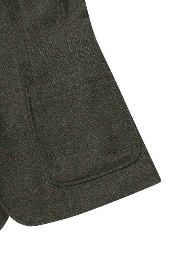 울 블렌디드 헤링본 헌팅 재킷은 클래식과 캐주얼 무드를 넘나드는 겨울철 필수 아우터입니다. 베이지, 카키 두 가지 컬러로 출시되었으며, 레귤러 기장에 투버튼 여밈 방식으로 깔끔한 핏을 선사합니다. 울 소재와 보통 두께감으로 따뜻함을 유지하며, 엘보 패치, 칼라 안쪽 비죠 배색, 아웃포켓, 테일러드 칼라, 바이린 HAS 충전재, 퀼팅 안감, 너트 단추 등 디테일이 돋보입니다. 겨울 데일리룩, 모임룩, 출근룩 등 다양한 TPO에 활용할 수 있는 스타일리시한 재킷입니다.
