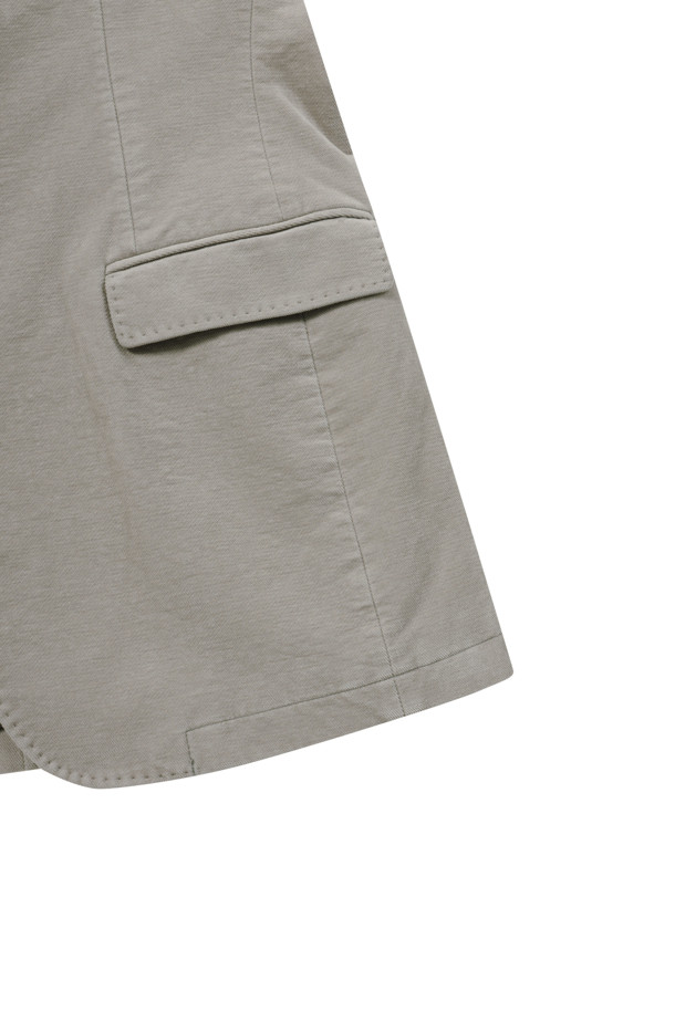 솔리드 트윌 조직 몰스킨 재킷은 초겨울, 일상 속에서 캐주얼하고 클래식한 스타일을 연출하기에 적합한 남성용 테일러드 재킷입니다. 부드러운 촉감의 몰스킨 소재를 사용하여 편안한 착용감을 제공하며, 레귤러 핏과 투버튼 여밈 방식이 특징입니다. 가먼트 워싱 공법으로 자연스러운 멋을 더하고, 호시 스티치 디테일과 사이드벤트, 스트레치 안감, 전체 안감으로 디자인의 완성도를 높였습니다. 겨울 데일리룩, 비즈니스 캐주얼, 출근룩 등 다양한 TPO에 활용하기 좋으며, 무지 디자인으로 미니멀한 스타일을 선호하는 분들께 추천합니다.
