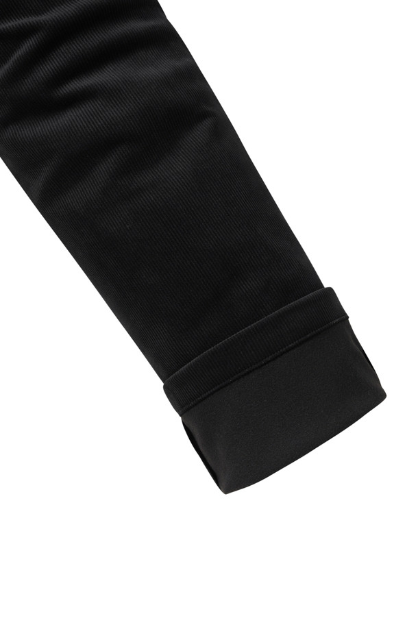 [라이프 퍼포먼스] 솔리드 코듀로이 본딩 팬츠는 겨울철 따뜻하고 편안한 데일리룩을 완성해 줄 바지입니다. 캐주얼, 미니멀, 스포티한 스타일을 모두 소화하며, 스탠다드핏으로 허벅지부터 밑단까지 자연스럽게 좁아지는 실루엣을 연출합니다. 부드러운 코듀로이 소재에 보온성을 높여주는 본딩 안감을 더해, 추운 날씨에도 따뜻하게 착용 가능합니다. 허리 전체 밴딩 처리로 활동성을 높였으며, 다양한 상의와 크로스 코디가 용이합니다. 동네 마실룩이나 산책룩에도 잘 어울리는 실용적인 아이템입니다.
