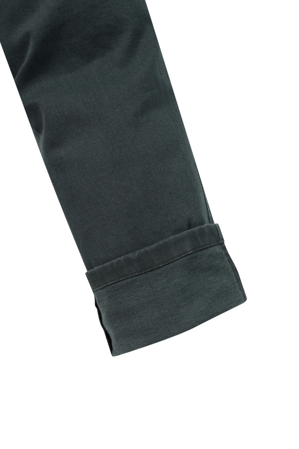 **[에센셜스] 컴포치노 기모 팬츠**는 겨울철 일상, 동네 마실룩에 적합한 베이직 스타일의 기모 팬츠입니다. 면, 스판 혼방의 부드러운 소재로 제작되어 편안한 착용감을 선사하며, 스탠다드핏으로 어떤 스타일에도 잘 어울립니다. 허벅지부터 밑단까지 자연스럽게 좁아지는 실루엣으로 다리가 길어 보이는 효과를 주며, 사이드 히든밴딩으로 편안함을 더했습니다. 두꺼운 두께감과 기모 안감으로 보온성을 높였으며, 뒷주머니 하단에는 포인트 라벨이 부착되어 있습니다.
