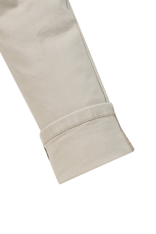 [에센셜스] 컴포치노 기모 팬츠는 추운 겨울, 따뜻하고 편안한 일상과 나들이를 위한 베이직 스타일의 기모 팬츠입니다. 면과 스판덱스 혼방 소재로 부드러운 촉감과 신축성을 제공하며, 허벅지부터 밑단까지 자연스럽게 좁아지는 스탠다드핏으로 제작되었습니다. 두꺼운 두께와 기모 안감으로 보온성을 높였으며, 사이드 히든 밴딩으로 편안한 착용감을 선사합니다. 뒷주머니 하단에 포인트 라벨을 부착하여 미니멀하고 클래식한 디자인을 완성했습니다. 캐주얼, 미니멀, 클래식 스타일을 즐겨 입는 분들께 추천합니다.
