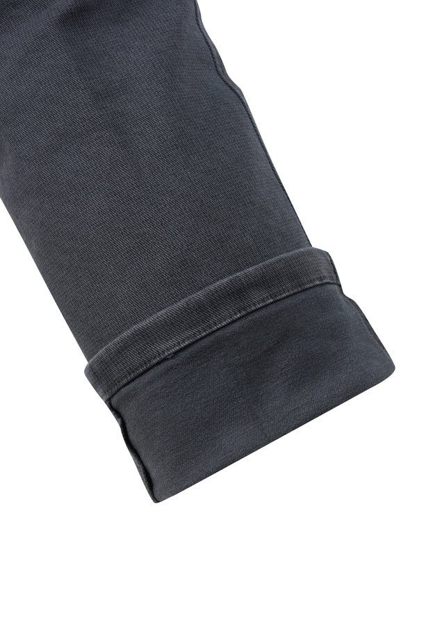 마이크로 프린트 기모 팬츠는 부드러운 촉감과 따뜻함을 선사하는 겨울용 치노 팬츠입니다. 일상과 출근룩, 모임룩 등 다양한 TPO에 활용 가능하며, 베이직, 캐주얼, 미니멀 스타일을 모두 소화합니다. 면과 스판덱스 혼방 소재로 제작되어 편안한 착용감을 제공하며, 신축성이 있어 활동성 또한 보장합니다. 스탠다드핏과 테이퍼드 핏으로 출시되어 체형에 맞는 핏을 선택할 수 있으며, 기모 안감으로 보온성을 높였습니다. 밴딩 처리로 편안함까지 더했습니다.
