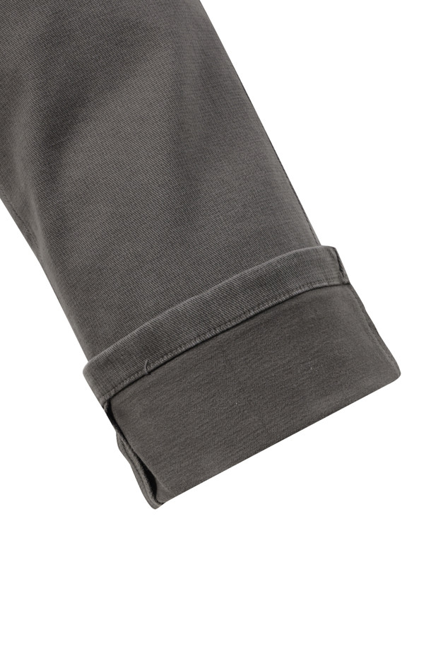 마이크로 프린트 기모 팬츠는 부드러운 촉감과 따뜻함을 선사하는 겨울철 필수 아이템입니다. 일상과 출근룩, 캠핑룩 등 다양한 TPO에 활용 가능한 베이직하고 캐주얼한 스타일의 긴 바지입니다. 면과 스판덱스 혼방 소재로 제작되어 편안한 착용감을 제공하며, 레귤러 핏과 테이퍼드 디자인으로 다리 라인을 깔끔하게 잡아줍니다. 안감은 기모 처리되어 보온성을 높였으며, 밴딩 처리로 활동성을 더했습니다. 미니멀, 캐주얼, 클래식 스타일을 즐겨 입는 분들께 추천합니다.
