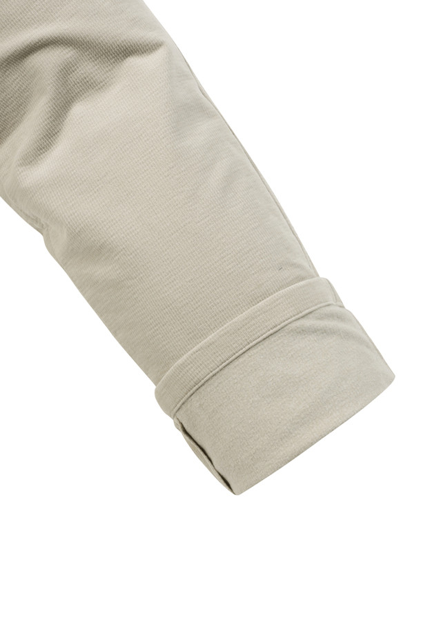 부드러운 촉감의 변형 몰스킨 솔리드 기모 팬츠입니다. 일상에서 편안하게 착용하기 좋은 캐주얼 팬츠로, 허벅지부터 밑단까지 자연스럽게 좁아지는 테이퍼드 핏이 특징입니다. 안감 기모로 제작되어 겨울철에도 따뜻하게 입을 수 있으며, 사이드 밴딩 디테일로 활동성을 더했습니다. 베이지 컬러의 무지 디자인에 뒷주머니 가죽 라벨 장식으로 포인트를 주어 미니멀하고 클래식한 스타일을 연출할 수 있습니다. 출근룩과 모임룩에도 활용 가능한 활용도 높은 아이템입니다.
