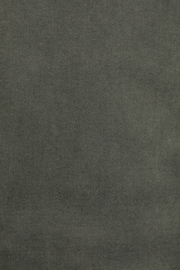 [셀렉션] 솔리드 피그먼트 워싱 팬츠는 고급 수입 코튼 스판 소재를 사용하여 부드러운 촉감과 뛰어난 신축성을 제공하는 슬림핏 캐주얼 팬츠입니다. 피그먼트 워싱 기법으로 자연스러운 색감과 빈티지한 무드를 연출하며, 데님 슬렌더 핏으로 세련된 실루엣을 강조합니다. 사이드 히든 밴딩으로 편안한 착용감을 선사하며, 겨울철 데일리룩, 오피스룩, 비즈니스 캐주얼 등 다양한 TPO에 활용하기 좋습니다. 클래식, 캐주얼, 미니멀 스타일을 즐겨 입는 고객에게 적합한 아이템입니다. 카키 컬러의 무지 디자인으로 어떤 상의와도 쉽게 매치할 수 있습니다.
