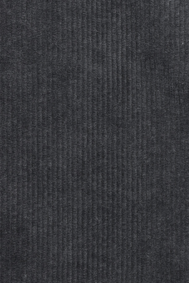 [셀렉션] 솔리드 코듀로이 피그먼트 워싱 팬츠는 겨울철 일상과 출근룩에 모두 잘 어울리는 코듀로이 팬츠입니다. 클래식하고 캐주얼하며 미니멀한 스타일을 연출할 수 있으며, 슬렌더 핏으로 제작되어 다리가 더욱 길어 보이는 효과를 줍니다. 부드러운 코듀로이와 면, 스판덱스 혼방 소재에 기모 안감을 더해 따뜻하고 편안한 착용감을 선사합니다. 피그먼트 워싱 기법을 사용하여 자연스러운 색감과 빈티지한 느낌을 살렸으며, 데님 사양을 적용하여 내구성을 높였습니다. 사이드 히든 밴딩 처리로 허리 부분의 편안함까지 놓치지 않은 실용적인 아이템입니다.
