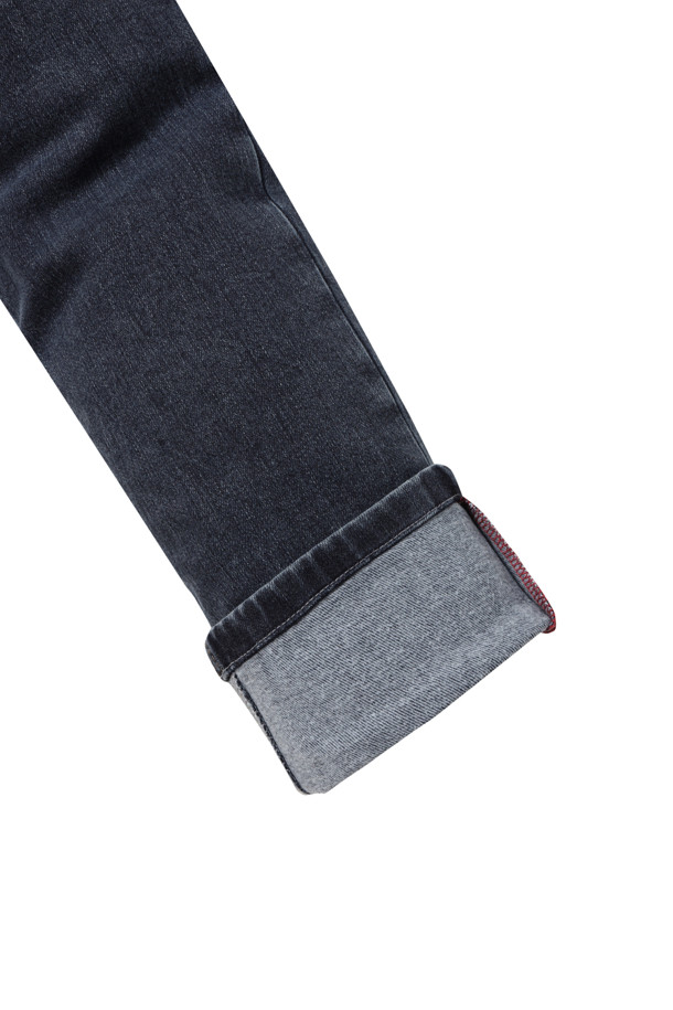 따뜻하고 편안한 겨울을 위한 스탠다드핏 기모 블루 데님입니다. 부드러운 촉감의 데님 소재에 기모 안감을 더해 보온성을 높였으며, 찬 바람에도 끄떡없는 따뜻함을 선사합니다. 허벅지부터 밑단까지 자연스럽게 좁아지는 실루엣으로 다리가 길어 보이는 효과를 주며, 베이직한 디자인으로 어떤 상의와도 잘 어울립니다. 가먼트워싱 처리로 자연스러운 색감과 부드러운 착용감을 제공하며 신축성 있는 소재로 활동성을 높였습니다. 겨울 데일리룩 또는 동네 마실룩에 클래식, 미니멀, 캐주얼 스타일로 활용하기 좋습니다.
