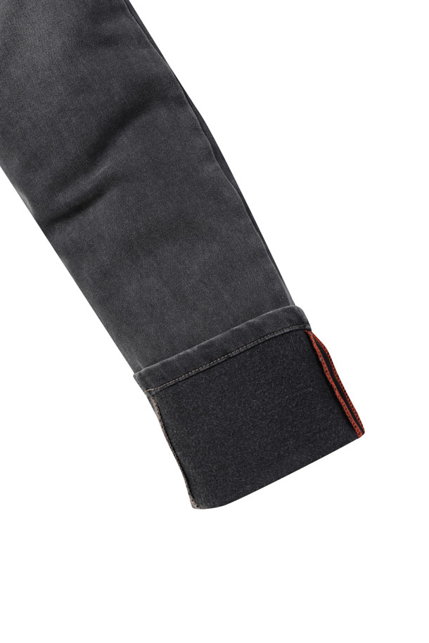 부드러운 촉감과 따뜻함을 자랑하는 스탠다드핏 기모 그레이 데님입니다. 겨울철 데일리룩과 출근룩에 모두 잘 어울리는 베이직한 스타일의 긴 바지입니다. 가먼트워싱 처리를 통해 자연스러운 멋을 더했으며, 넉넉한 스탠다드핏으로 편안한 착용감을 선사합니다. 데님, 면, 스판, 기모 소재 혼방으로 제작되어 신축성이 뛰어나 활동성이 좋고, 안감 기모로 보온성을 높였습니다. 은은한 브러쉬 효과와 무지 디자인, 그리고 그레이 컬러가 어우러져 클래식, 미니멀, 캐주얼 등 다양한 스타일을 연출할 수 있습니다.
