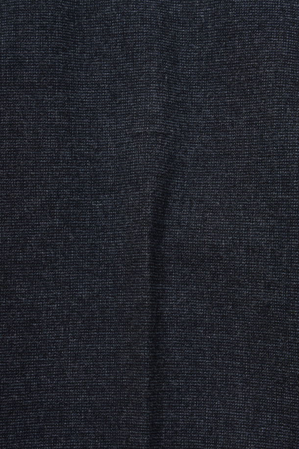 "라이트 마이크로 기모 팬츠 (SET-UP)"는 겨울철 일상, 출근룩, 오피스룩에 적합한 베이직 스타일의 기모 팬츠입니다. 스탠다드핏으로 편안하게 착용 가능하며, 마이크로 패턴이 은은한 포인트를 더합니다. 폴리에스터와 레이온 혼방 소재로 제작되어 부드러운 촉감을 선사하며, 사이드 히든 밴딩으로 편안한 착용감을 제공합니다. 비침 걱정 없이 따뜻하게 입을 수 있으며, 자켓 BRJCW25411과 셋업하여 이지 슈트 스타일을 연출할 수 있습니다. 미니멀, 클래식, 캐주얼 등 다양한 스타일 연출에 활용해보세요.
