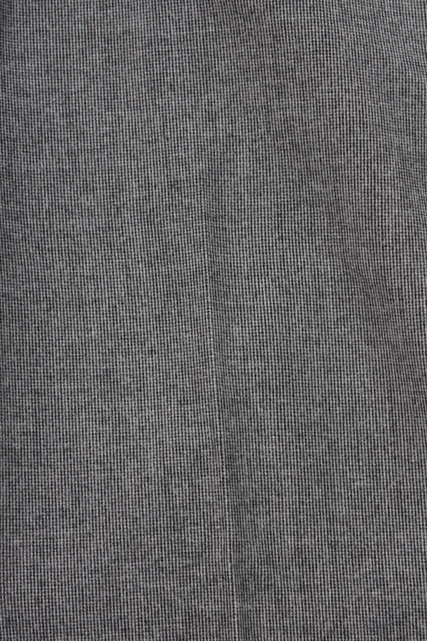 마이크로 기모 팬츠 (SET-UP)는 겨울철 데일리룩, 출근룩, 오피스룩 등 다채로운 TPO에 활용하기 좋은 베이직 스타일의 바지입니다. 폴리에스터와 레이온 혼방 소재로 제작되어 편안한 착용감과 우수한 활동성을 제공하며, 허벅지부터 밑단까지 자연스럽게 좁아지는 스탠다드핏 실루엣으로 세련된 스타일을 연출합니다. 사이드 히든 밴딩 처리로 편안함을 더했으며, 마이크로 패턴이 은은한 포인트를 더해 클래식, 미니멀, 캐주얼 등 다양한 스타일을 소화할 수 있습니다. 셋업으로 착용하여 더욱 완성도 높은 룩을 완성해보세요.
