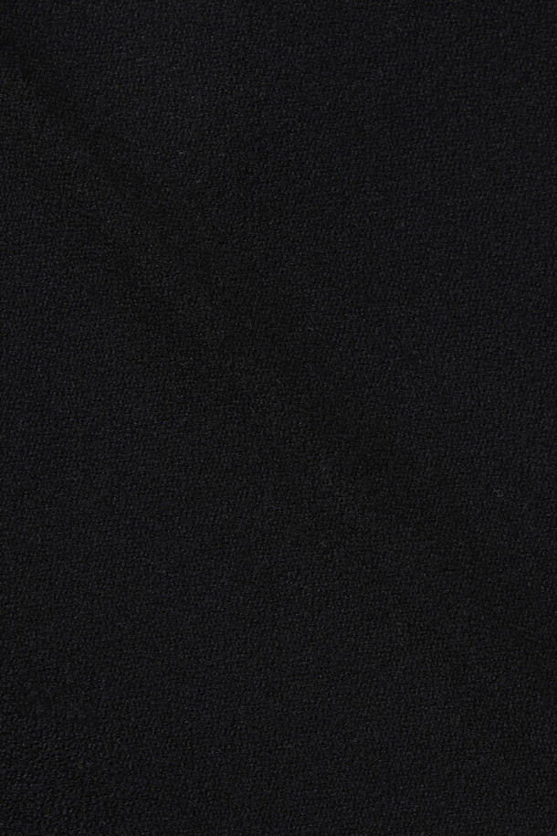 부드러운 촉감과 편안한 착용감을 선사하는 솔리드 기모 팬츠입니다. 겨울철 따뜻하게 입을 수 있도록 안감에 기모 처리가 되어 있으며, 활동성을 높이는 우수한 기능성을 갖췄습니다. 베이직한 스타일의 무지 디자인으로, 다양한 상의와 매치하기 용이하여 겨울 데일리룩, 출근룩, 모임룩 등 TPO에 구애받지 않고 폭넓게 활용할 수 있습니다. 드레이프성이 뛰어나 자연스러운 핏을 연출하며, 사이드 히든 밴딩으로 편안함을 더했습니다. 슬렌더핏으로 다리 라인을 슬림하게 잡아주며, 단뜨기 미싱 밑단 마감으로 깔끔함을 더했습니다.
