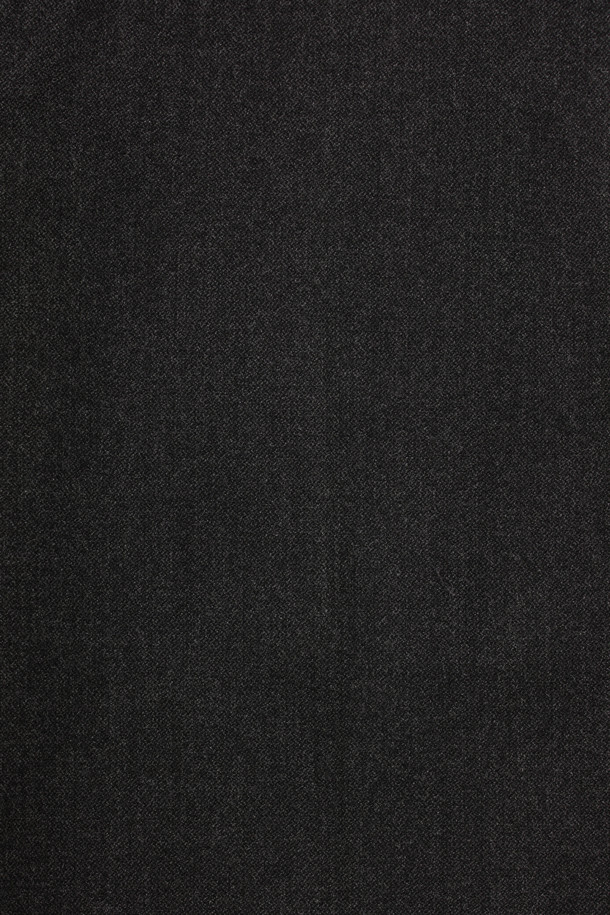 부드러운 촉감과 따뜻함을 선사하는 솔리드 기모 팬츠입니다. 겨울철 일상, 출근룩, 모임룩까지 폭넓게 활용 가능한 베이직 스타일의 남성 바지입니다. 폴리에스터와 레이온 혼방 소재로 제작되어 드레이프성이 뛰어나며, 슬렌더핏으로 세련된 핏을 연출합니다. 안감 기모 처리로 보온성을 높였으며, 사이드 히든밴딩으로 편안한 착용감을 제공합니다. 무지 디자인과 단뜨기 미싱 밑단 마감으로 미니멀, 클래식, 캐주얼 등 다양한 스타일에 매치하기 좋습니다.
